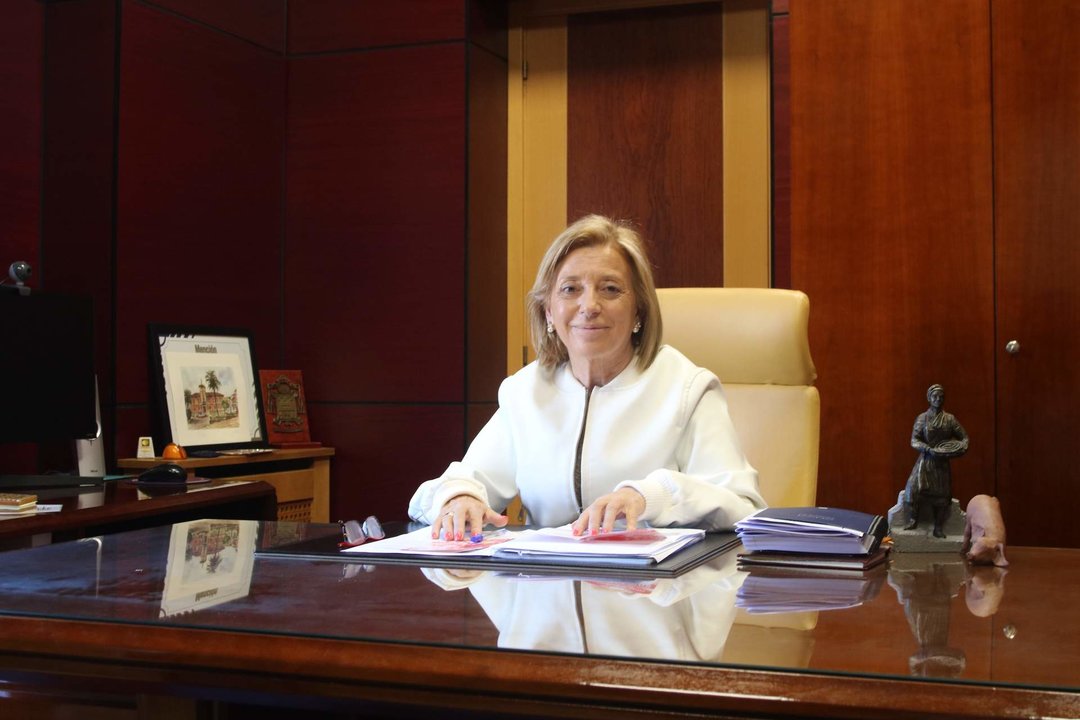 La alcaldesa de Noreña, Amparo Antuña, en su despacho