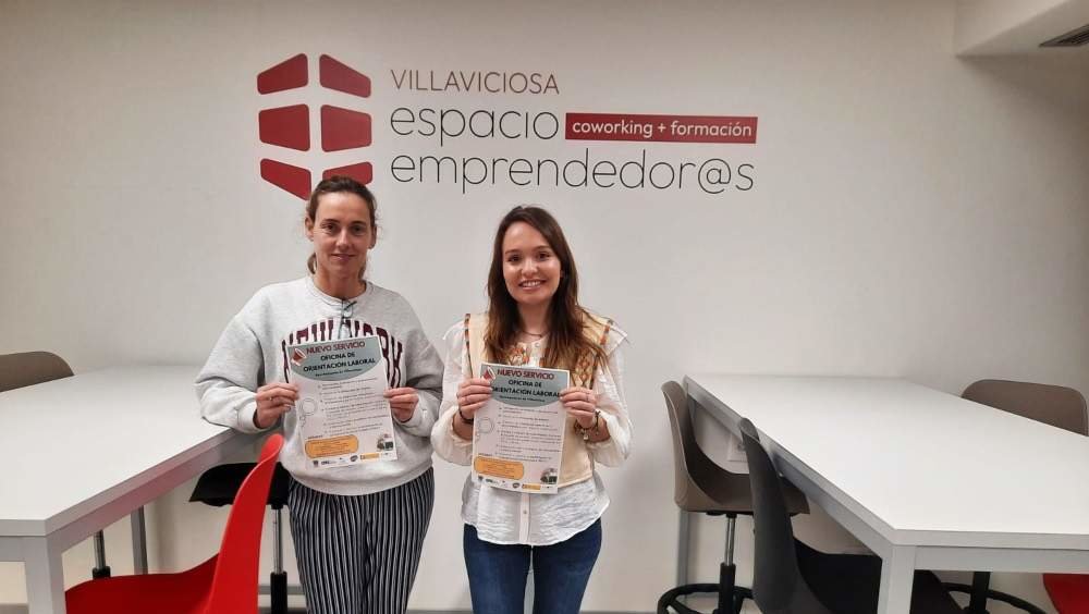 Irene Llada, responsable de la Antena Cameral, y Sarah Cueva, responsable del nuevo servicio de orientación profesional de Villaviciosa.
