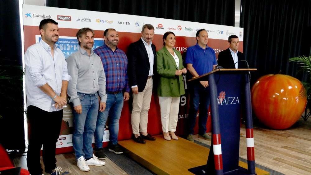 Cruz Maestre, Aitor García Conde y Alvaro Arrieta con los alcaldes de la Comarca de la Sidra.
Imagen | Ecuestre