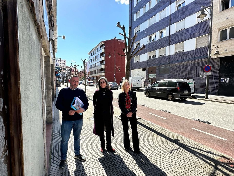 La concejala de Urbanismo, Susan Madera, a la derecha,  junto con los arquitectos municipales, María José Fernández y Daniel Navarro.