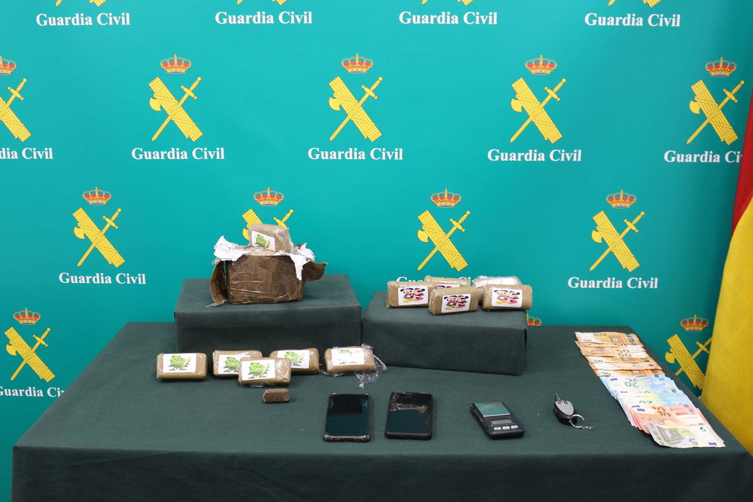 Imagen del material y dinero incautado por la Guardia civil tras la detención