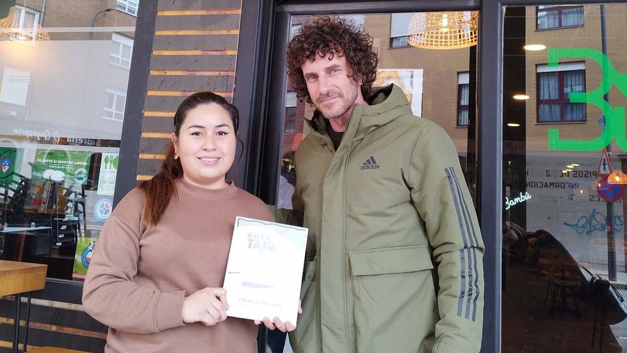 Tamara Vera, propietaria del Restaurante Bambú, con el diploma acreditativo como vencedor de la Ruta de la Tapa, entregado por el concejal Iván Pérez