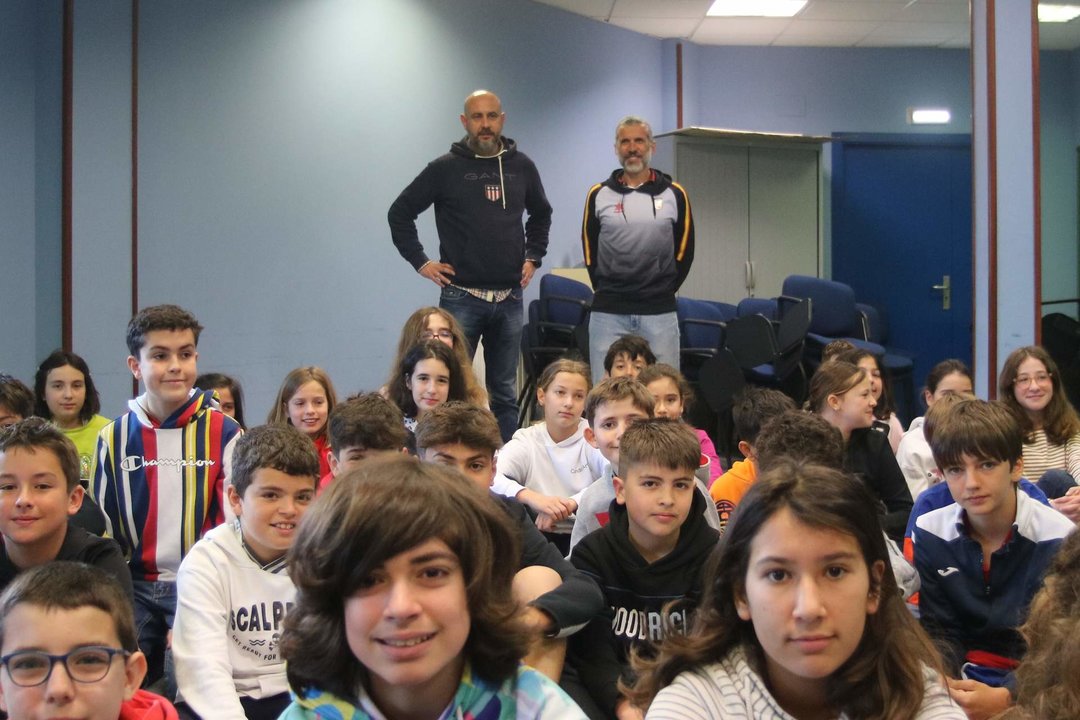 Los alumnos del CP La Fresneda con Alberto Suárez Laso, a la derecha de la imagen y Javier Hernández, profesor del centro
