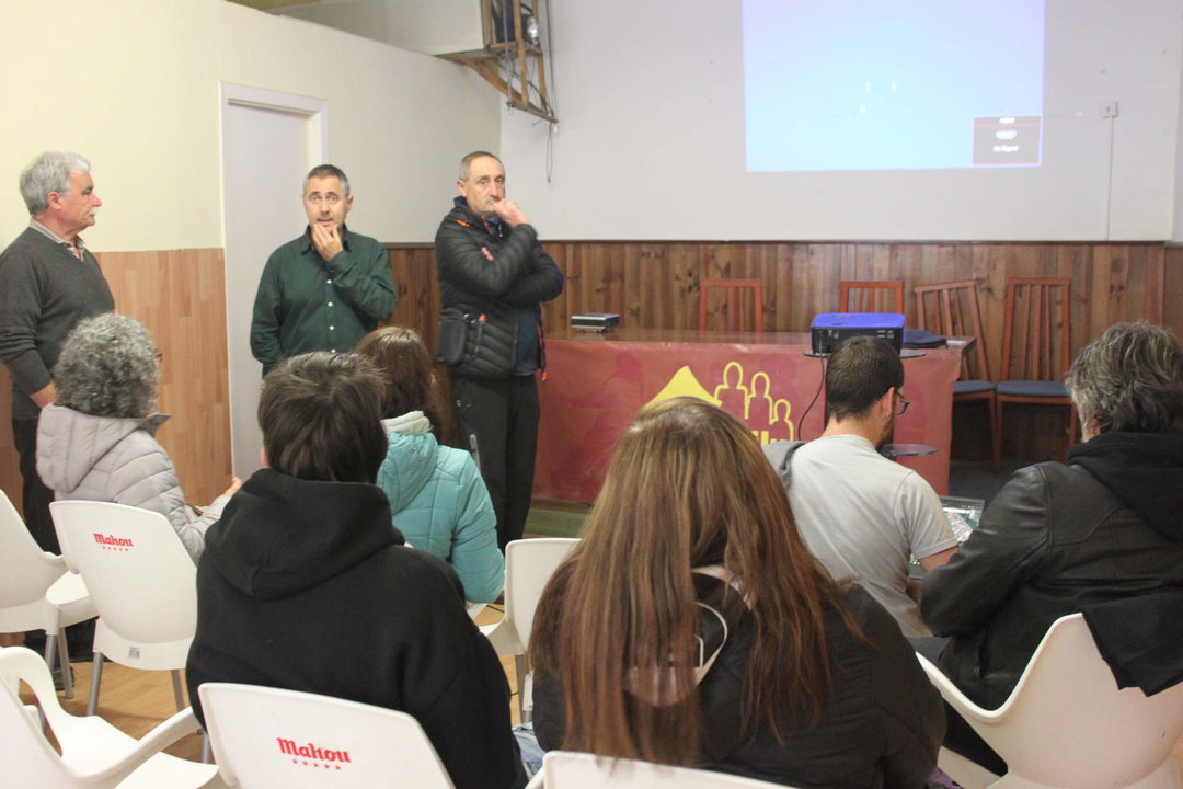 Un momento de la charla informativa a los vecinos