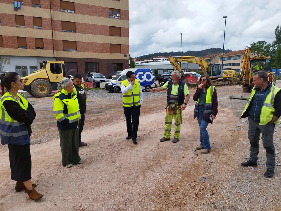 La concejala de obras, Eva María Pérez, segunda por la izquierda, en la zona donde se están ejecutando los trabajos para el nuevo aparcamiento de la calle Berbollo en Posada.