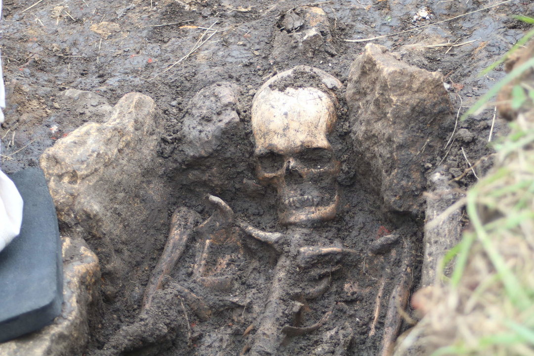 Uno de los esqueletos hallados en la excavación