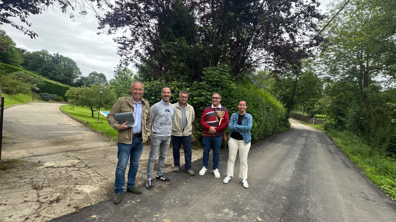 En la imagen, el alcalde, junto con el concejal, técnicos municipales y Francisco Gulias, de la empresa adjudicataria