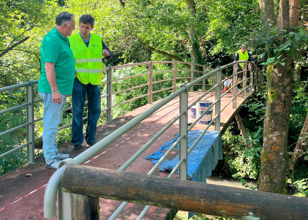 El concejal, Alejandro Villa  con Víctor Colado, jefe de obra