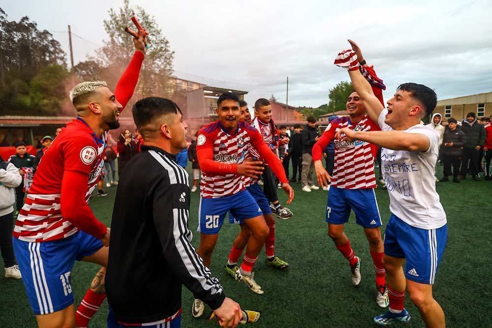 Un momento de las celebraciones de los jugadores en el Pepe Quimarán tras su ascenso