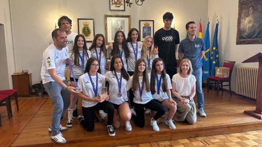 El equipo del Club Voleibol Cangas de Onís acompañado de sus entrenadores, del alcalde de la localidad y de Agustín García, concejal de Deportes.