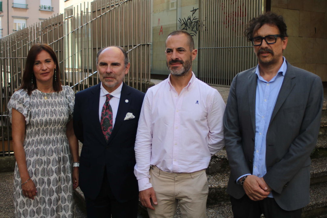 De izda a dcha, María José Fernández, el rector, Alejandro Villaverde, el alcalde y Roger Campione, director del centro