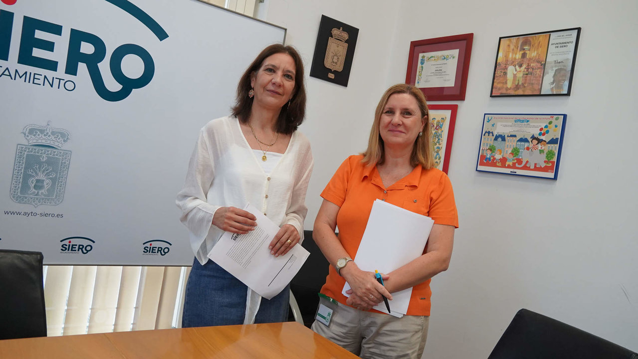 La concejala de Comercio, Patricia Antuña, junto a Amelia Areces, técnica municipal