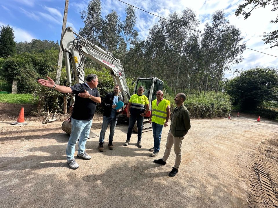 De izda a dcha, Alejandro Villa; David Llanos, ingeniero municipal; José Arias, encargado, Juan Carlos Villalba, jefe de obra y el alcalde, Ángel García