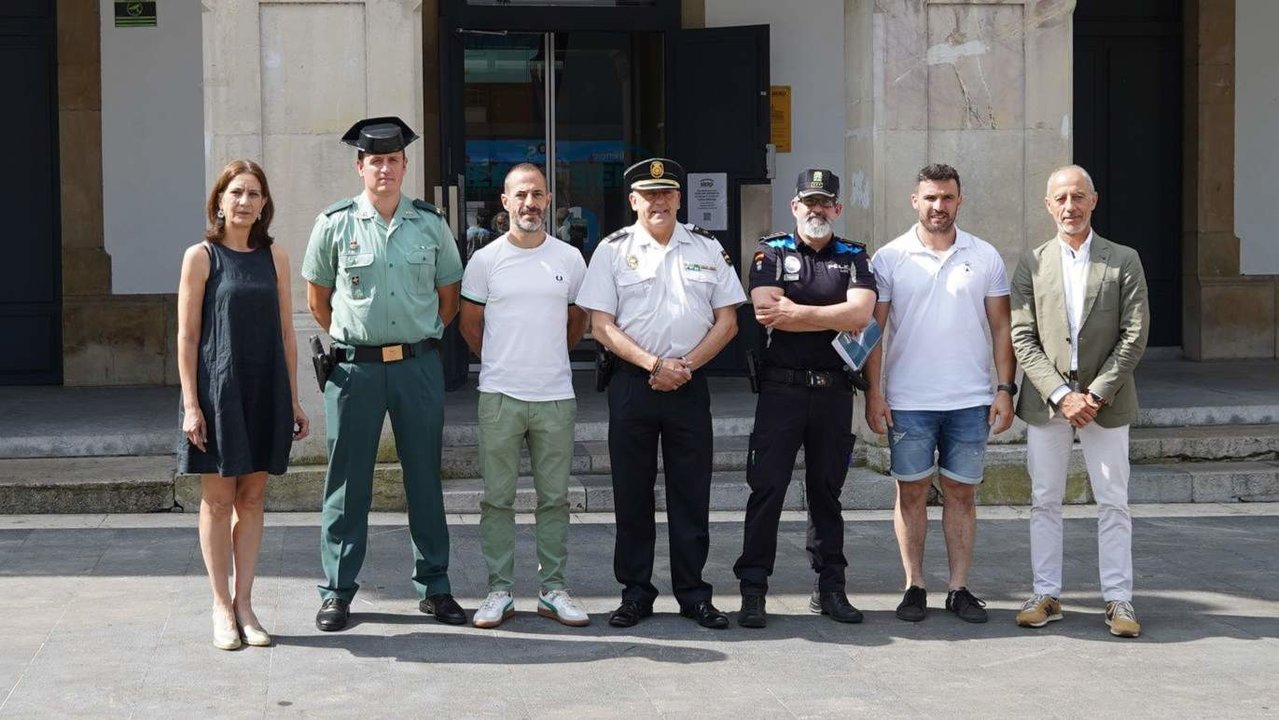 De izda a dcha la concejala Patricia Antuña; el teniente de la Guardia Civil de Pola de Siero, Manuel Maxide; el alcalde, Ángel García; el comisario de la Policía Nacional, Alberto Aragón; el jefe accidental de la Policía Local de Siero, Sergio Luaces; el voluntario de Protección Civil de Siero, Saul Ordiales y el concejal Jesus Abad