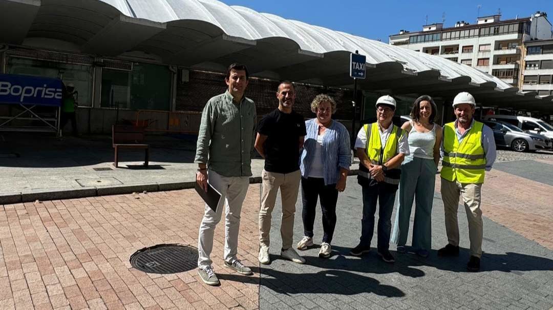 De izquierda a derecha, Juan Freije, aparejador municipal; el alcalde, la concejala; Francisco de Prado, de la empresa adjudicataria; la arquitecta municipal, María José Fernández y Emilio González  de la empresa adjudicataria.