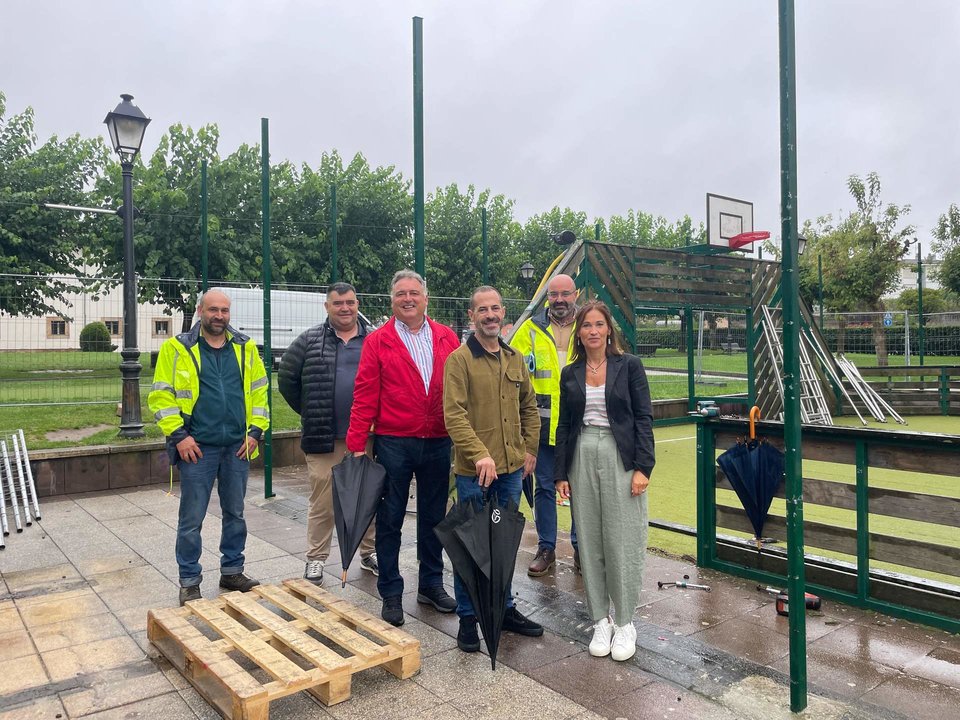 El alcalde junto a los concejales, el técnico municipal José Antonio Martínez, y personal de la empresa adjudicataria.