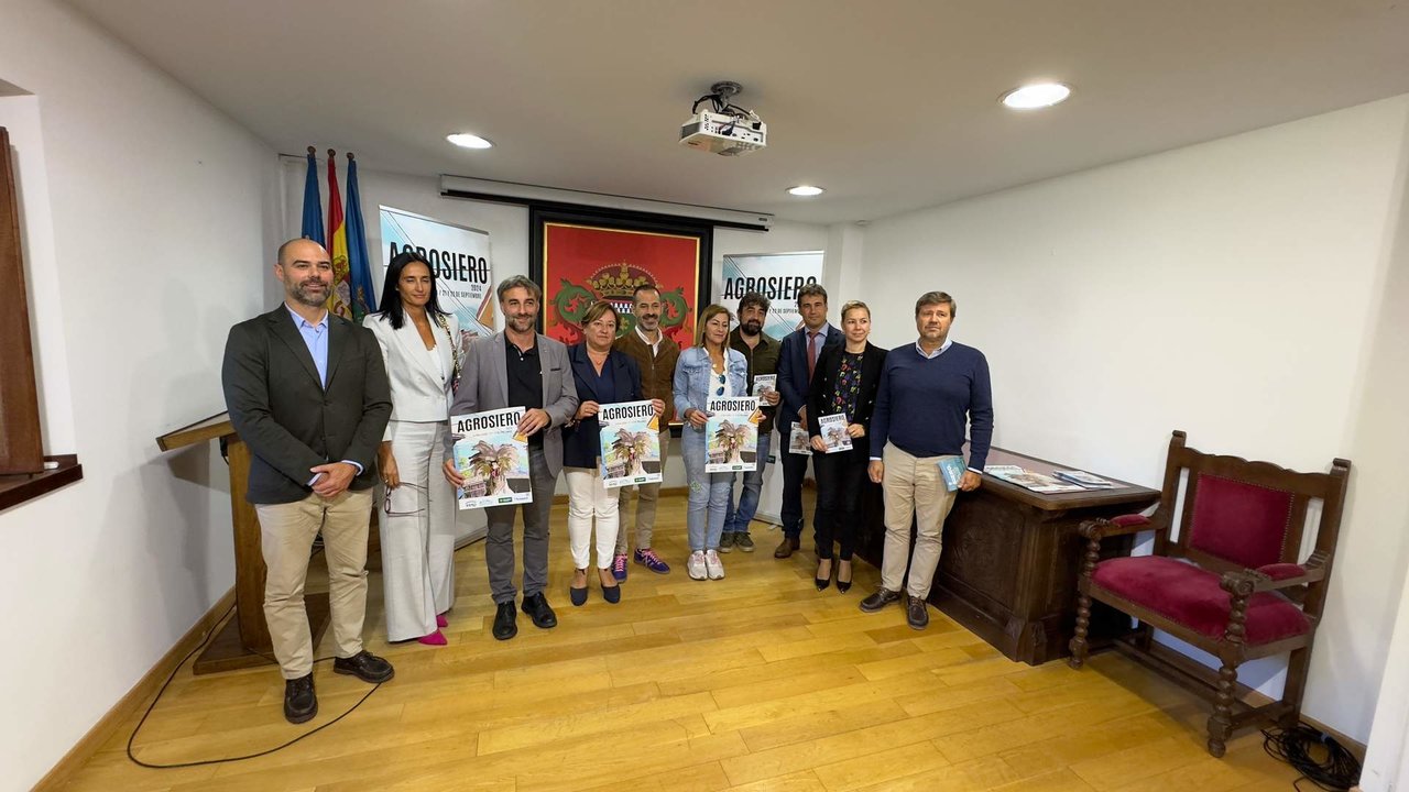 El alcalde, la concejala de Festejos, el alcalde de Cabranes, Gerardo Fabián, la concejala de Izquierda Unida, Teresa Álvarez,   con representantes de las empresas patrocinadoras del evento, Caja Rural y Sabadell.