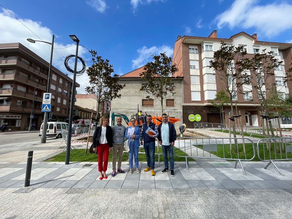 Junto al alcalde y concejal, Mercedes Sainz, de la empresa adjudicataria; Maria José Fernández y Daniel Navarro, técnicos municipales.