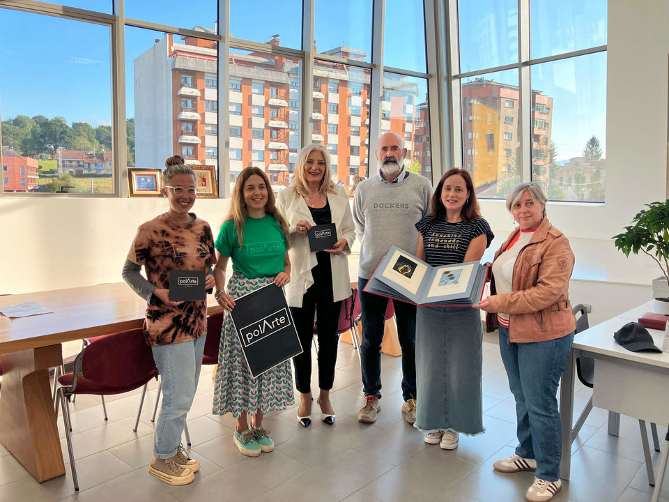 De izada a dcha, Leticia Cienfuegos-Jovellanos, Noelia Blanco, de la asociación PolArte, la concejala, Ceferino Corujo, Nancy López, e Isabel González, directora de la FMC.