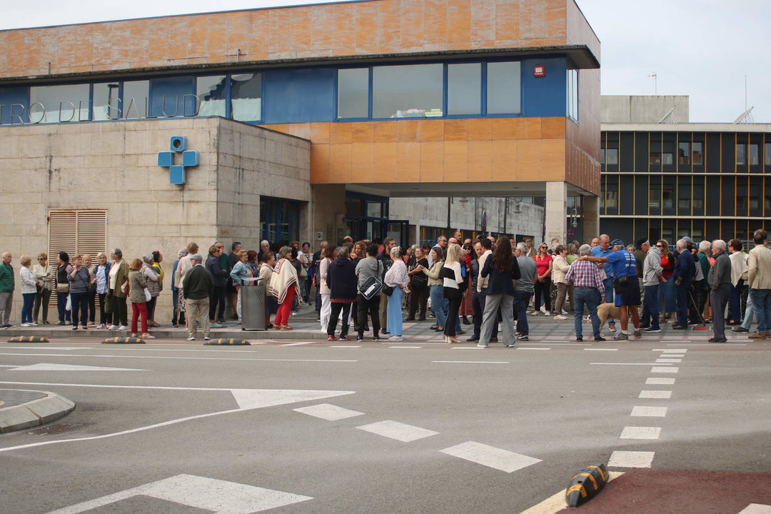 Más de un centenar de personas se concentraron en el Centro de Salud de Lugones