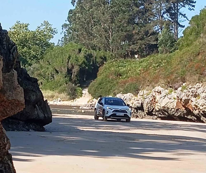 coche-playa-huelga-llanes