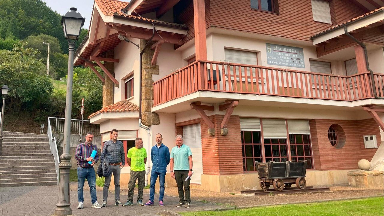 De izda a dcha  Daniel Navarro y Juan Freije, técnicos municipales, Víctor Manuel Fernández, de la empresa adjudicataria, y el alcalde junto al concejal.