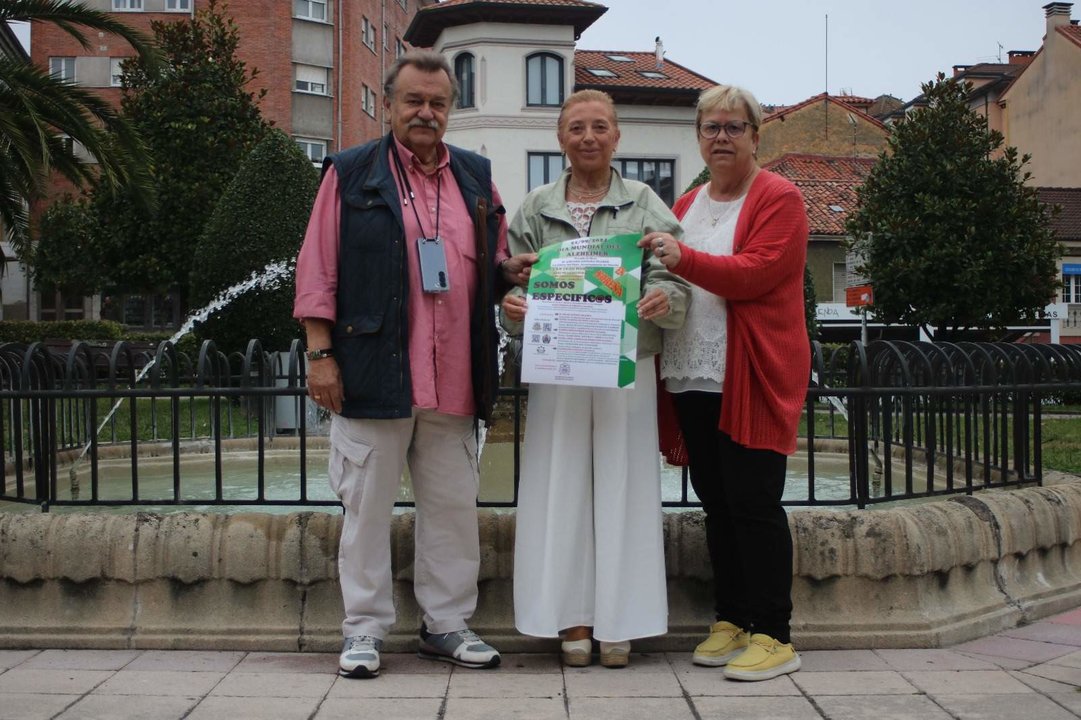 De izda a dcha Laureano Caicoya, presidente de la Fundación Alzheimer Asturias, la alcaldesa, Amparo Antuña y la concejala, Pilar Cuesta