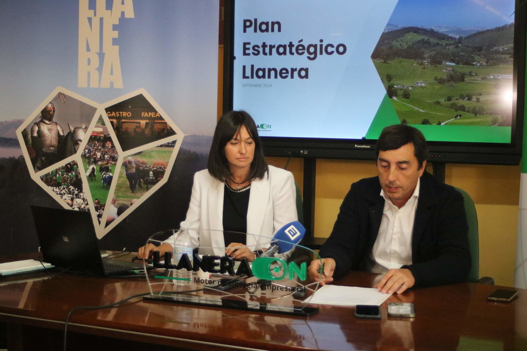 Guiomar Álvarez Reyes y Gerardo Sanz durante la presentación del futuro Plan estratégico de Llanera