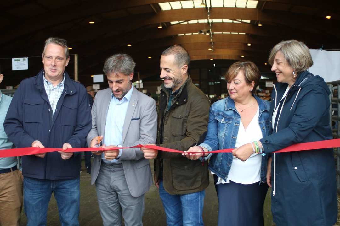 Marcelino Marcos, José Andrés Vega. Ángel García, Ana Rosa Nosti y Rocio Huerta, directora general de ganadería, cortando la cinta de inauguración de Agrosiero 2024