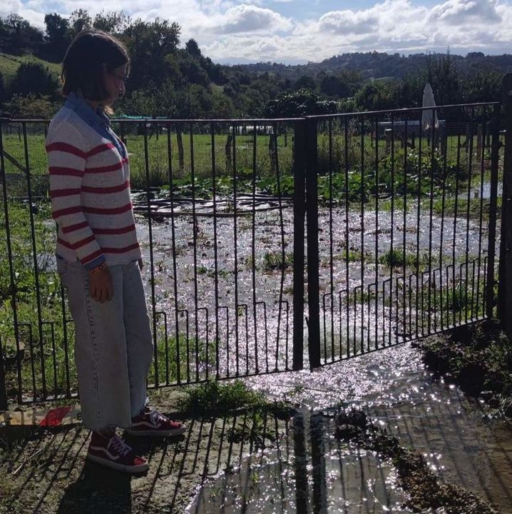 Silvia Tárano junto a la fuga de agua en las escuelas de Lamuño