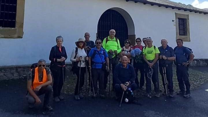 Los miembros de Amigos del Camino Santiago Siero Jacobeo frente a la iglesia de San Miguel de Canero