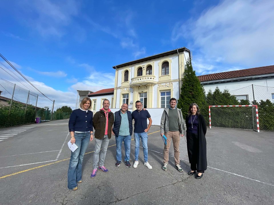 Junto al alcalde y la concejala, de izquierda a derecha, Javier de la Roz, director del centro educativo, Salvador Peralta, responsable de la empresa adjudicataria; Juan Freije y María José Fernández, técnicos municipales