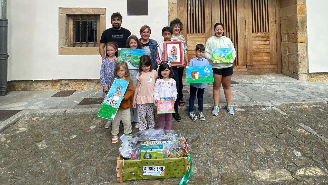 Junto a la concejala, los premiados con Ramón Alonso y Ana Domínguez, jurado del concurso.