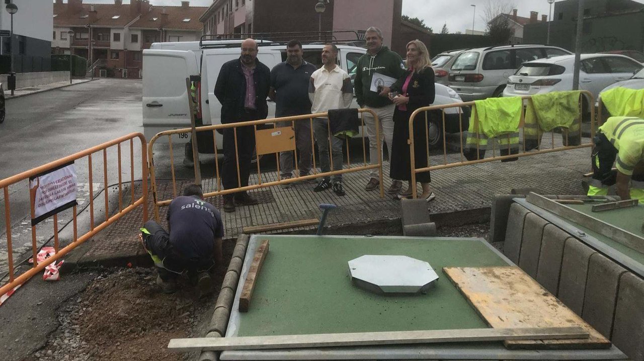 Los representantes municipales en el lugar donde se están instalando los contenedores soterrados, en La Fresneda