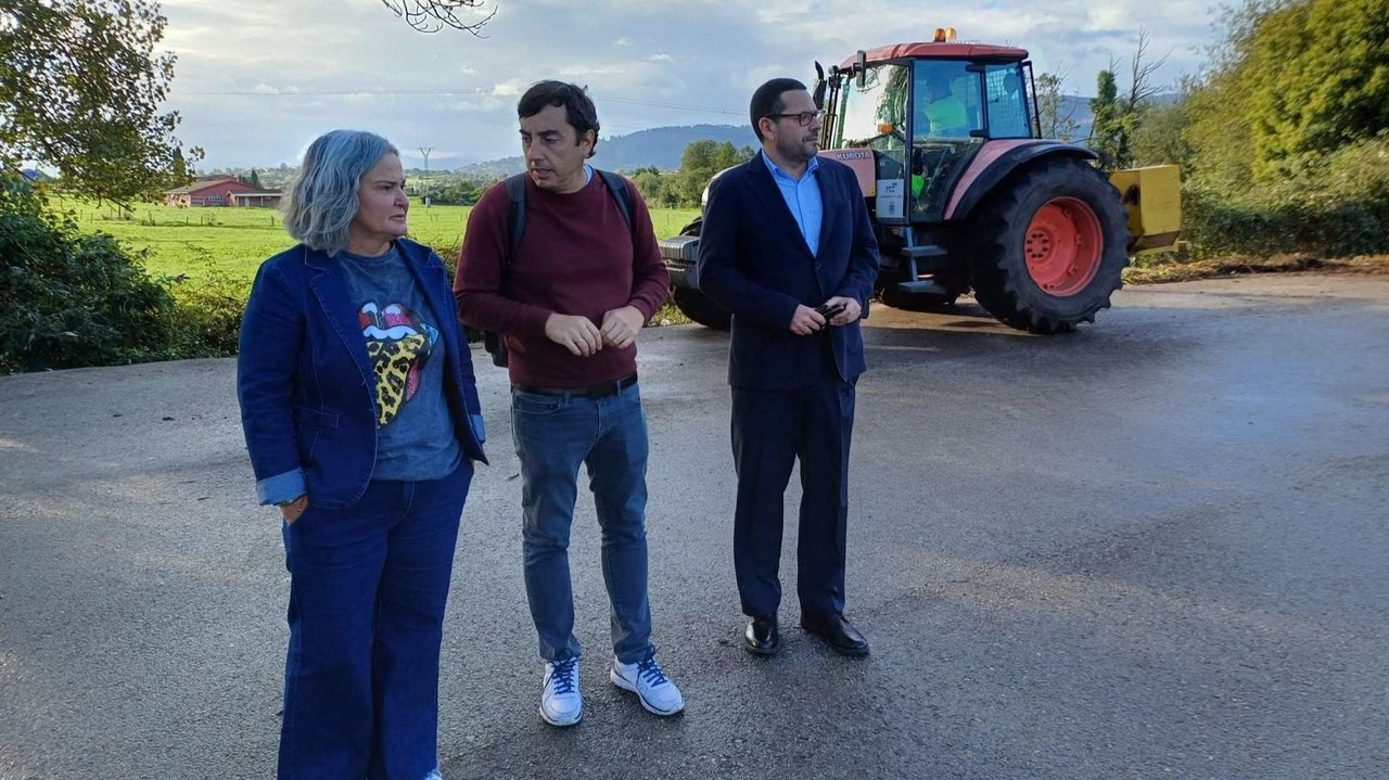 De izquierda a derecha, Eva María Pérez, Gerardo Sanz y Christian Merino en el nuevo aparcamiento público en Posada