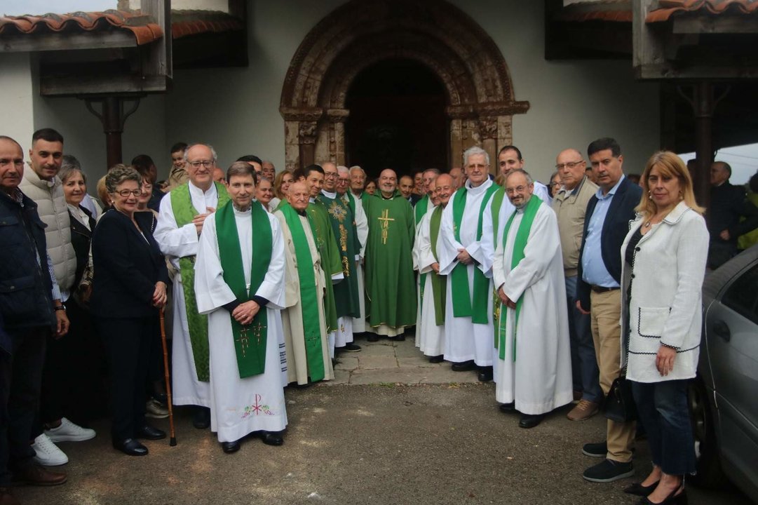 José Julio Velasco acompañado por sus compañeros y asistentes a la misa