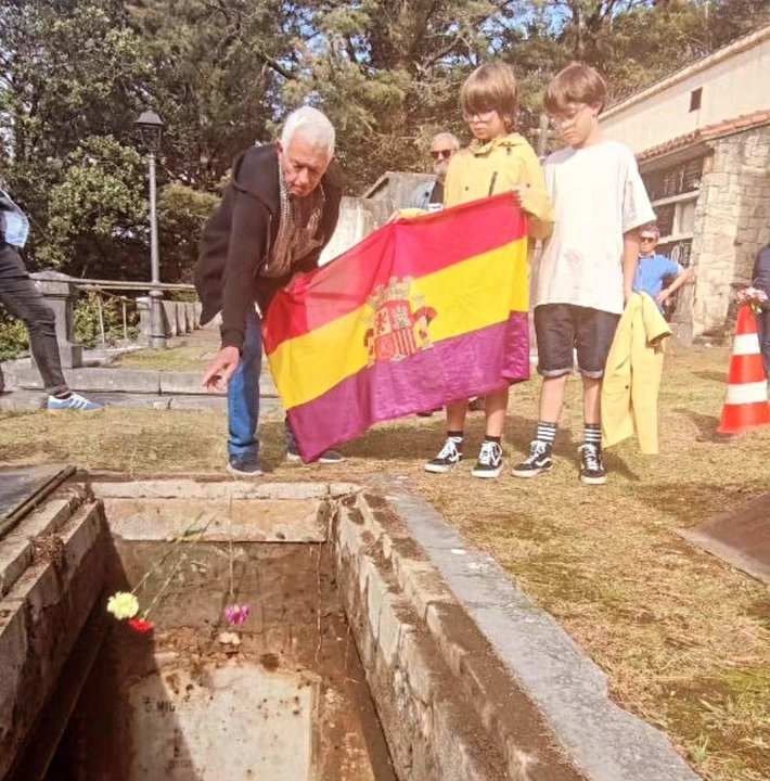 José Antonio Piquero Fernández y sus nietos depositan flores en el nicho 45