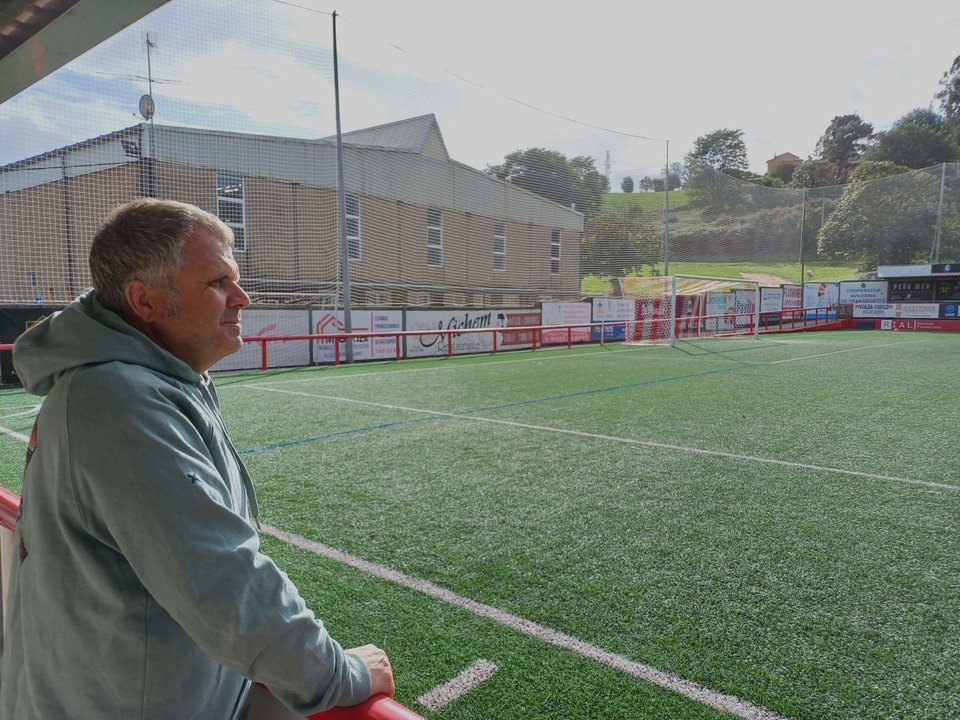 el concejal de deportes, José Antonio González, en el campo de fútbol municipal Pepe Quimarán