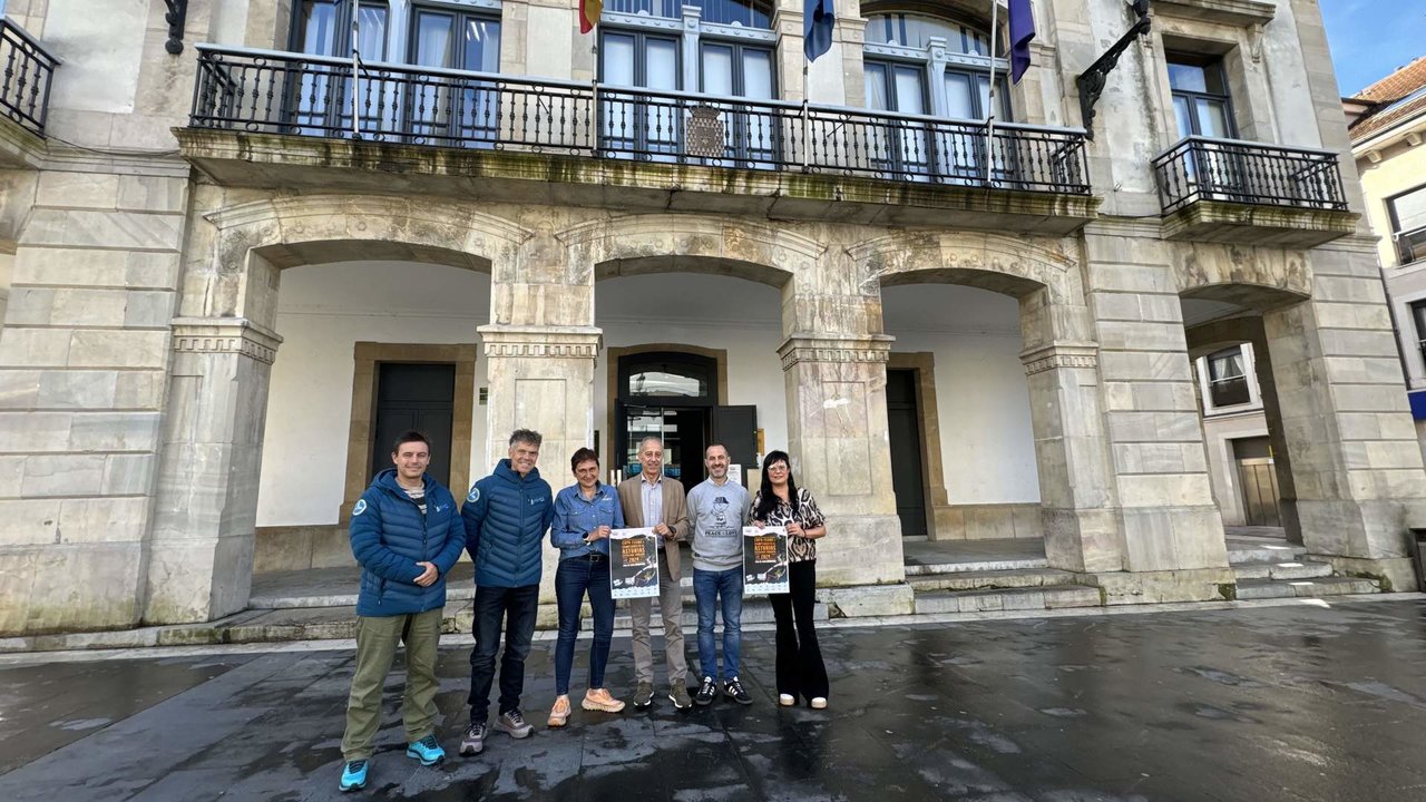 De izda a dcha, Joaquín Álvarez, vocal de la FEMPA; Honorino Montes, vicepresidente de la FEMPA; Tensi Carmona, presidenta de la FEMPA; Jesús Abad, concejal de Deportes, Salud y Protección contra Incendios; Ángel García, alcalde de Siero, y María José Posada, directora de B3Sport.