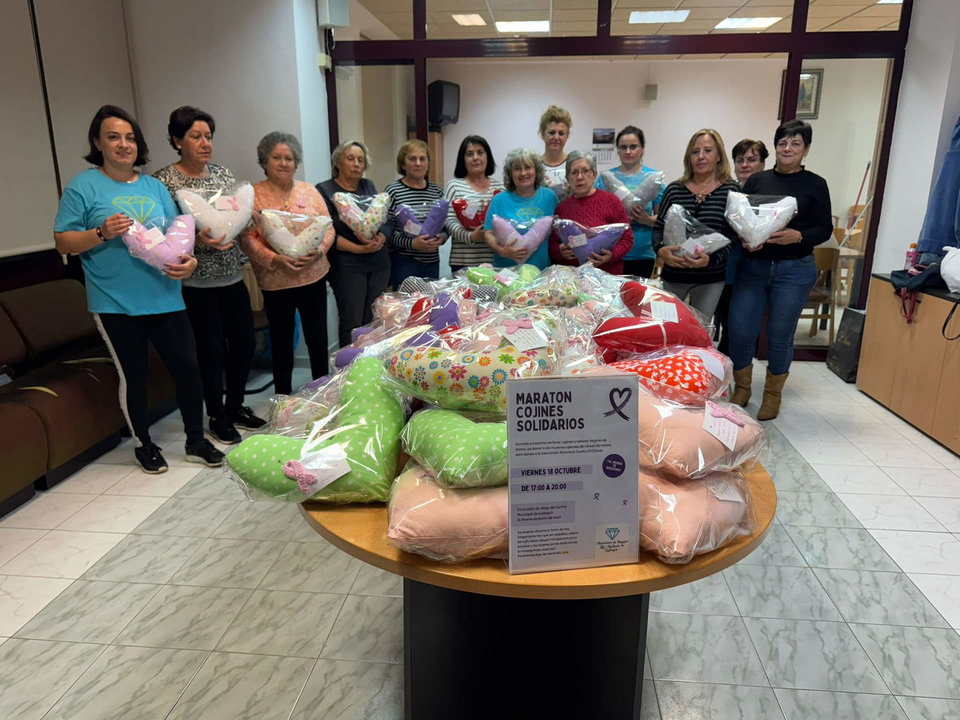 Las mujeres de la Asociación muestran los 64 cojines que donarán a la Asociación española contra el cáncer