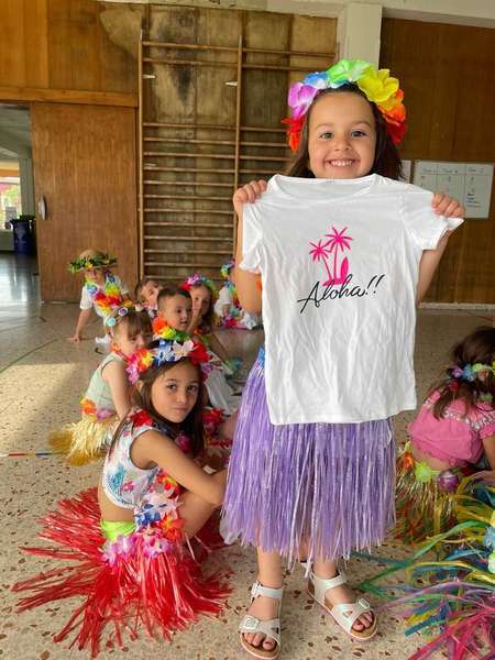 Fiesta hawaiana para despedir el curso en Sariego